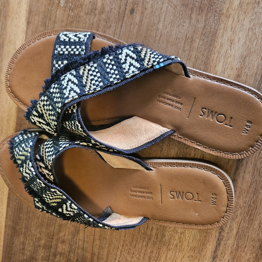 TOMS Women's Black‎ and Cream Sandals